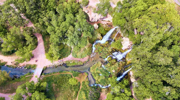Widok z powietrza na park z trzema wodospadami w jednej rzece — Zdjęcie stockowe