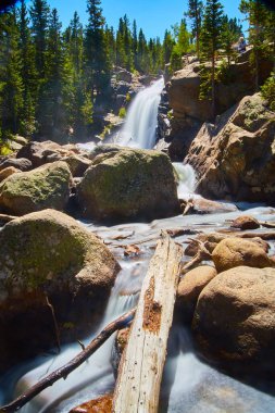 Kaya ve büyük şelalelerle dolu nehre dikey
