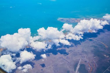 Karadan gelen büyük beyaz bulutlar renkli okyanus manzaralı.