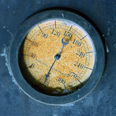 Metal duvardaki eski sarı gösterge.