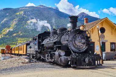 Colorado 'daki Durango Silverton lokomotif treni büyük dağlara karşı küçük bir kasaba.