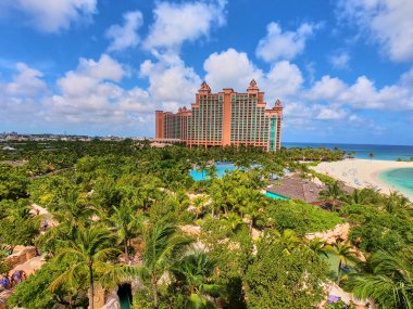 Bereketli yeşil bahçeleri ve kumlu plajları olan tropikal tatil beldesinin yüksek manzarası