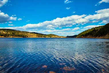 Dağlardaki büyük göl, mavi gökyüzü.