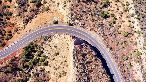 Estrada que curva através das colinas do deserto — Fotografia de Stock