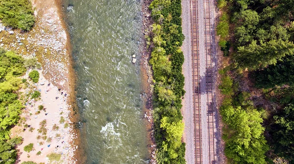Mirada aérea hacia abajo en las vías del río y del tren — Foto de Stock