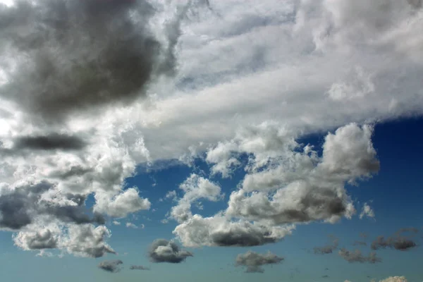 Nubes grises y negras cubren el mot de un cielo azul oscuro y verde —  Fotos de Stock