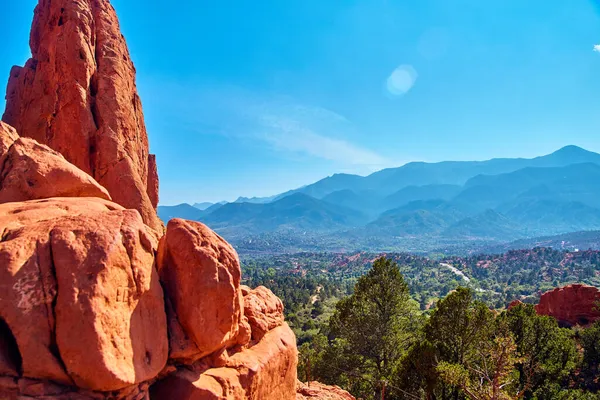 Detalhe de grandes rochas vermelhas com paisagem de deserto de montanha no fundo — Fotografia de Stock