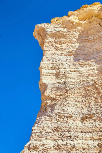 Közelkép a fal fehér szikla oszlop ellen kék ég — Stock Fotó