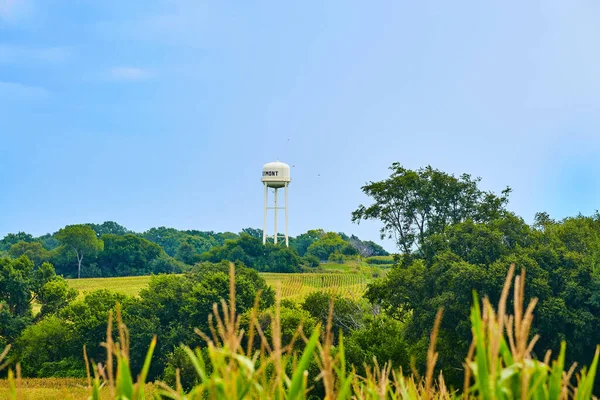 Водонапорная башня с кукурузными полями — стоковое фото