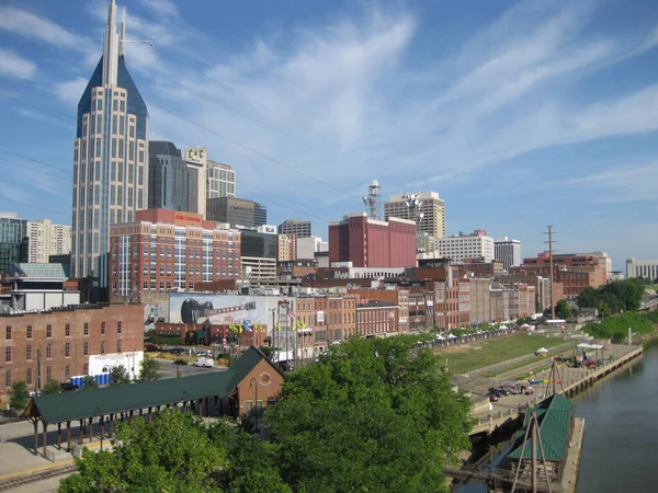 Widok na panoramę Nashville z widocznym w rogu akwenem wodnym — Zdjęcie stockowe