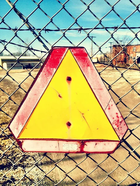 Προειδοποιητική πινακίδα πάνω σε φράχτη που φυλάει ένα παλιό εγκαταλελειμμένο κτίριο. — Φωτογραφία Αρχείου