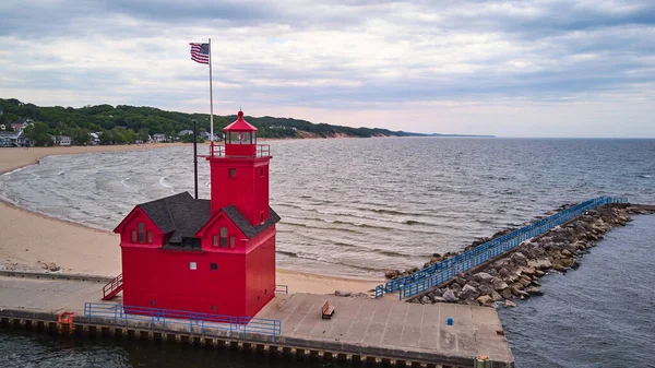 Faro rosso su grandi laghi con bandiera americana e vista lago e passerella — Foto Stock