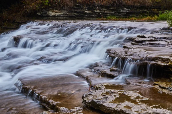 Detalj av kaskad vattenfall över skiffer av sten — Stockfoto