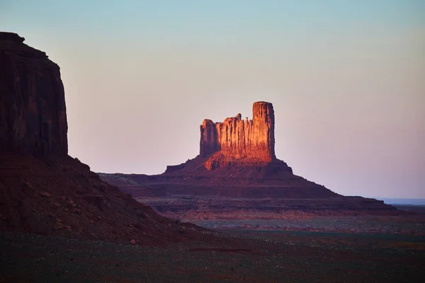 Günbatımı Anıt Vadisi Büyük koyu kırmızı kayalarla — Stok fotoğraf