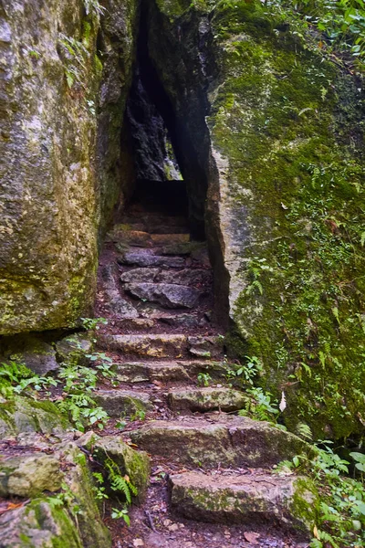 Лестничный камень поднимается в каменный туннель — стоковое фото