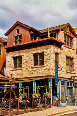 Açık verandası ve taş duvarları olan dikey bira fabrikası.