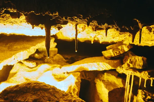 Detalle de cerca de estalactitas de formación de cuevas con agua en las puntas que forman —  Fotos de Stock