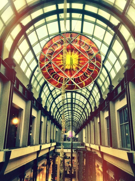 Foto de percepción de profundidad de un pasillo moderno con un techo de cristal y escultura de vidrieras rojas por encima — Foto de Stock