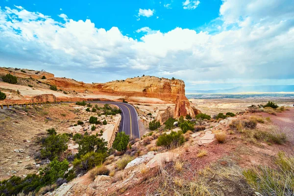 Кривая дороги через пустынный каньон — стоковое фото