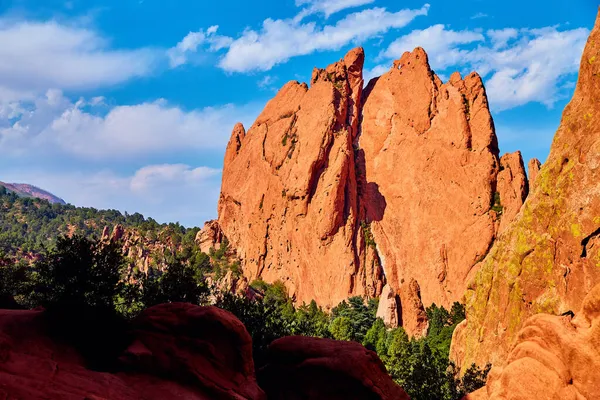 Rocha vermelha gigante pilar vertical montanha no deserto — Fotografia de Stock