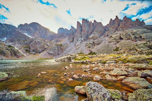 Montañas puntiagudas con gran lago — Foto de Stock