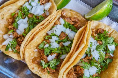 Otantik Meksika taco bifteği soğanlı, kişniş ve limonlu.