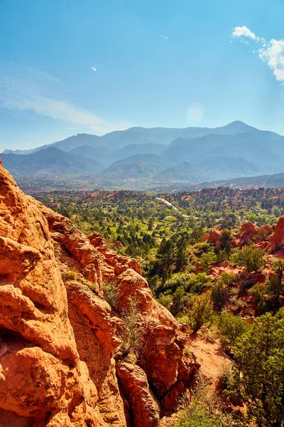 Vista vertical da montanha do deserto com grandes rochas vermelhas — Fotografia de Stock