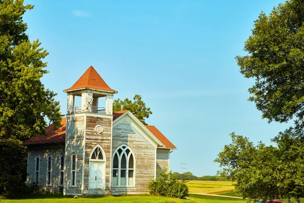 Старая пустая церковь на поле — стоковое фото