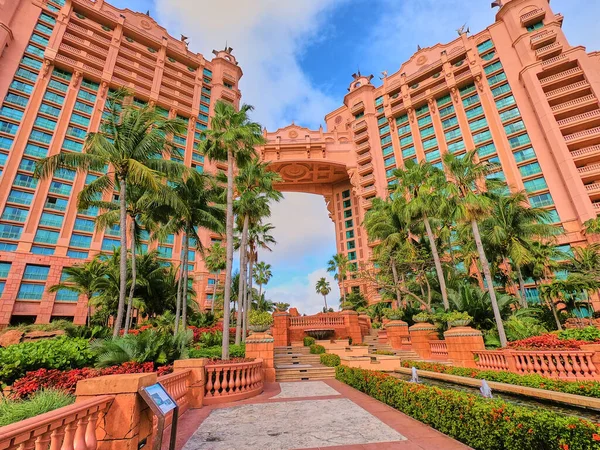 Pasarela de jardín en los trópicos con hotel y palmeras —  Fotos de Stock