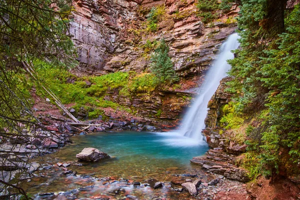 Majestosa cachoeira enfiada em um pequeno desfiladeiro de montanhas — Fotografia de Stock