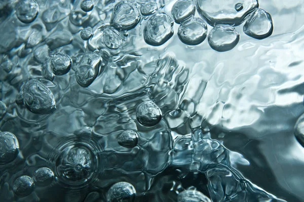 Texturerat vatten bakgrund med droppar och bubblor och vågor — Stockfoto
