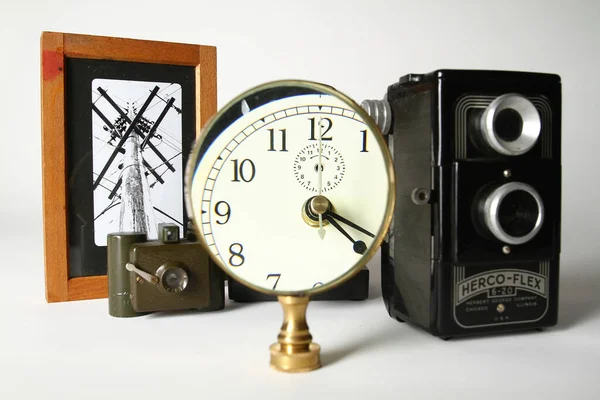 안에 사진이 들어 있는 골조, 금테가 있는 둥근 거울, 오래 된 카메라 두 대가 아직 도살아 있다 — 스톡 사진