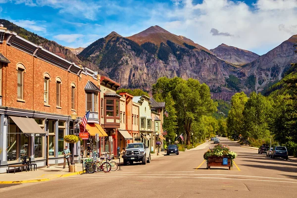 Dağ zirvelerine giden yolu olan küçük bir dağ kasabası.