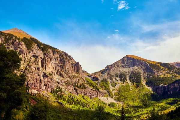Duża otwarta dolina kanionu otoczona skalistymi górami — Zdjęcie stockowe