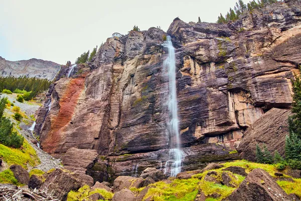 Grande cachoeira sobre falésias verticais em montanhas — Fotografia de Stock