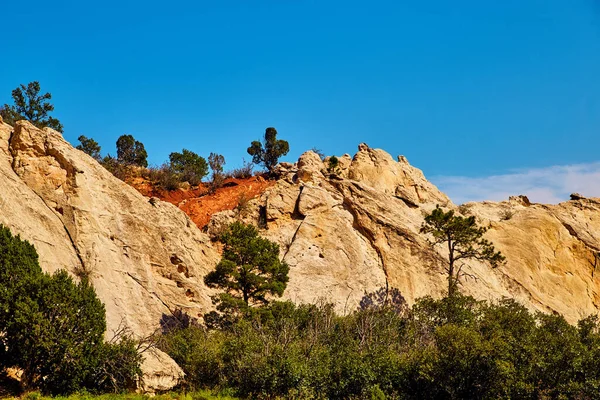 Dettaglio delle cime del paesaggio montano roccioso marrone — Foto Stock