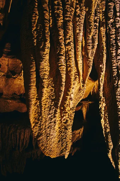 Gros plan sur les stalagmites et stalactites souterraines des formations de grottes — Photo