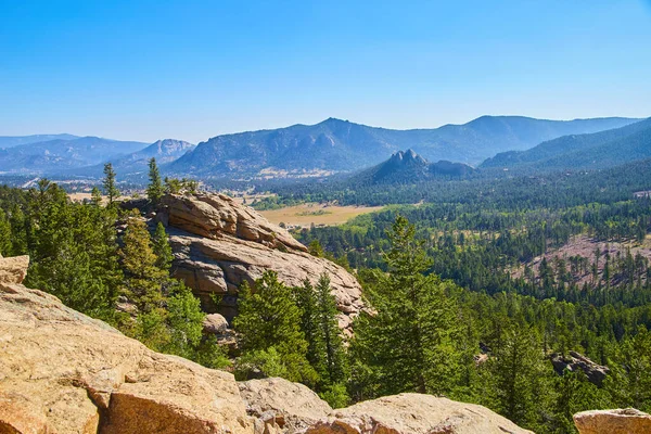 Paesaggio di deserto vista montagna con grandi massi e pini — Foto Stock