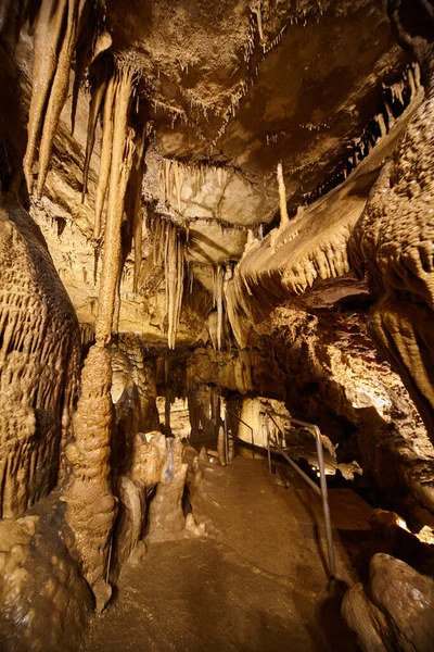 Pionowy szczegół jaskini nacieków na ścieżce stalagmity i stalaktyty — Zdjęcie stockowe