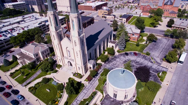 Grande église Trinity English au milieu du centre-ville de Fort Wayne — Photo