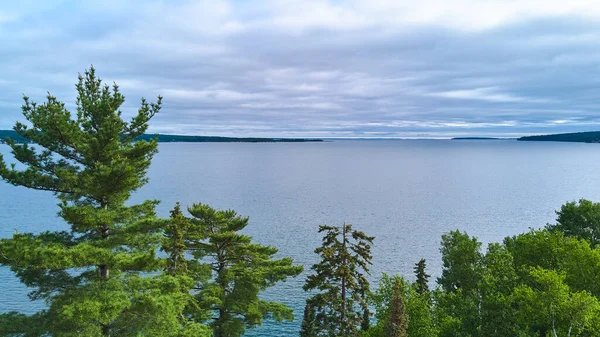 Pohled vedle zelených stromů velkých jezer a bouřkových mraků — Stock fotografie