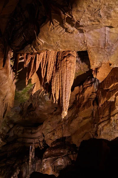 Вертикальна деталь печерних утворень зі стійкістю до води — стокове фото
