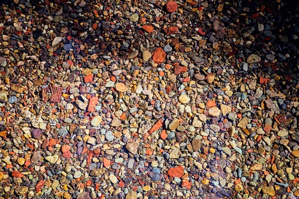 Vista del arroyo del río desde arriba con rocas coloridas —  Fotos de Stock