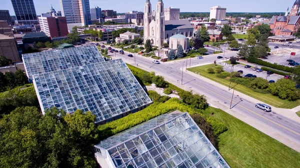 Fort Wayne 'in şehir merkezindeki bir ikonunun ortasında yeşil çimlerden çıkan dev cam çatılar. — Stok fotoğraf