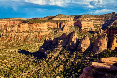 Çöl vadisindeki kızıl kaya dağları