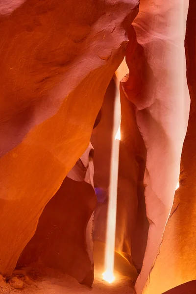 Спис золотистого світла проникає через апельсиновий каньйон — стокове фото