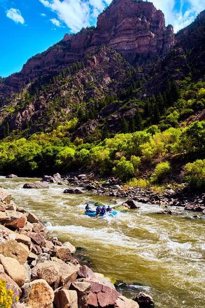 Рафтинг на реке Белая вода в горах Колорадо — стоковое фото
