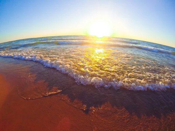 Go Pro panorama białych fal toczących się na plaży o wschodzie słońca — Zdjęcie stockowe
