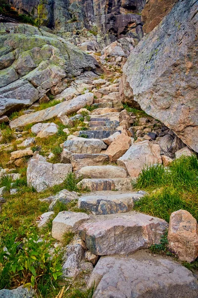 Kamienne kroki spacerowa ścieżka wędrowna w górę góry — Zdjęcie stockowe