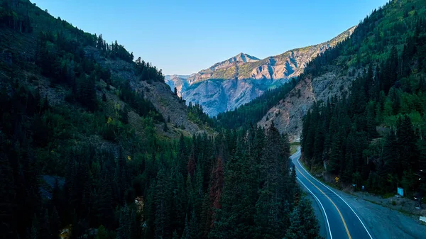 Estrada perigosa que atravessa o vale da montanha na borda — Fotografia de Stock